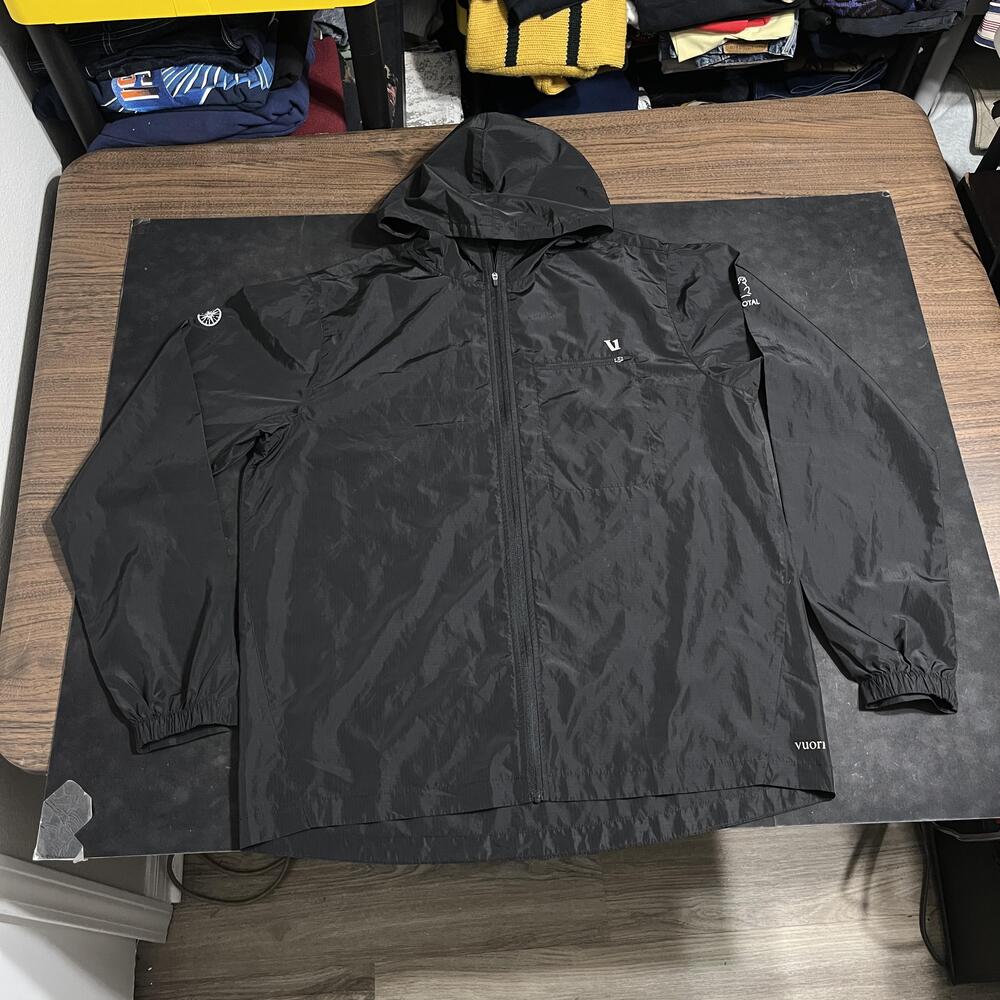 Vuori Jacket Mens XL Packable Hike Hooded Lightweight Windbreaker Running Hiking